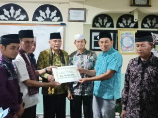 Penyerahan bantuan untuk Musala Alam Siang Surau Balenggek Alam Siang Nagari Muaro Pingai Kabupaten Solok.