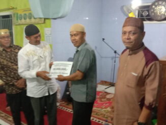 Penyerahan bantuan untuk masjid Ihsan Koto Malintang oleh ketua Tim VII TSR Kabupaten Limapuluh Kota.