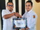 Penyerahan plakat kepada Ramadhadani Kirana Putra.