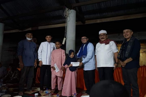Penyerahan satunan kepada anak yatim.