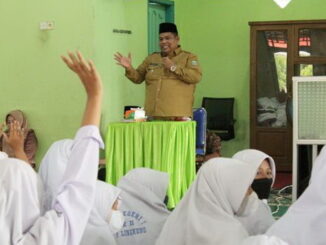 Ketika pembukaan Pesantren Ramadhan pelajar Bupati Suhatri Bur bertanya jawab dengan murid SMPN 1 Kecamatan 2 x 11 Enam Lingkung.