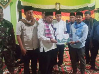 Wabup Drs. Rahmang, MM menyerahkan sumbangan Pemkab Padang Pariaman Rp5 juta kepada pengurus Surau Ungku Kari Lapau Gajah.