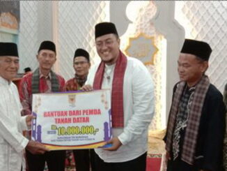 Wakil Bupati Tanah Datar Richi Arpian menyerahkan bantuan hibah sebesar Rp 10 juta kepada pengurus masjid.