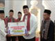Wakil Bupati Tanah Datar Richi Arpian menyerahkan bantuan hibah sebesar Rp 10 juta kepada pengurus masjid.