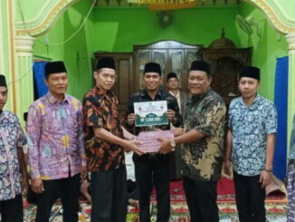 Usai penyerahan sumbangan, Rifki Monrizal, Topik Hidayat berfoto bersama Wali Nagari Pungguang Kasiak Dodi Marten dan kepala korong Ambacang Indra.