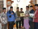 Bupati Suhatri Bur dan rombongan berfoto bersama pengurus Mushalla Al-Amin Junaidi, dan Wali Nagari Pungguang Kasiak Lubuk Alung Dodi Marten.