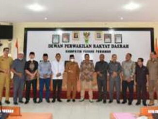 Wabup Rahmang - yang didampingi Sekdakab Rudy Rependaldi Rilis - berfoto bersama dengan pimpinan DPRD Padang Pariaman.