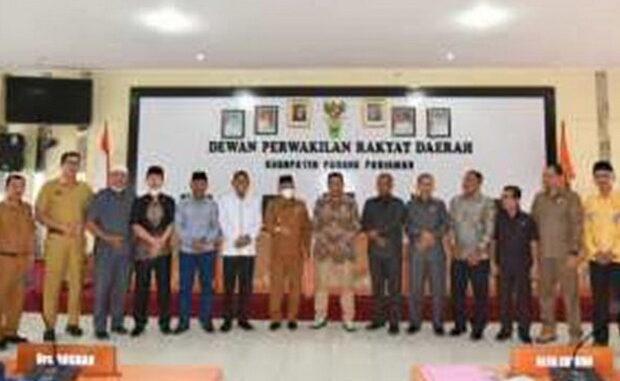 Wabup Rahmang - yang didampingi Sekdakab Rudy Rependaldi Rilis - berfoto bersama dengan pimpinan DPRD Padang Pariaman.