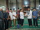 Wabup Richi Aprian saat menyerahkan bantuan.