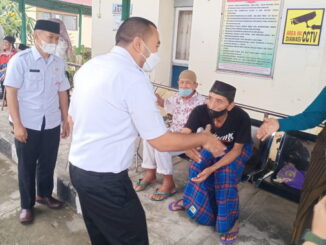 Wagub Audy Joinaldy menyalami lansia di PTSW.