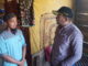 Wagub Audy Joinaldy saat berdialog dengan warga yang mendapat bantuan bedah rumah.
