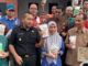 Wagub Audy Joinaldy saat memborong bawang goreng rumahan di Solok Selatan.