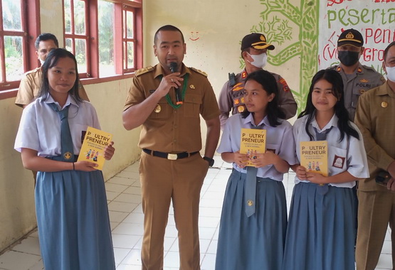 Wagub Audy Joinaldy saat mengunjungi SMAN 1 dan SMAN 2 Sipora Kabupaten Kepulauan Mentawai.