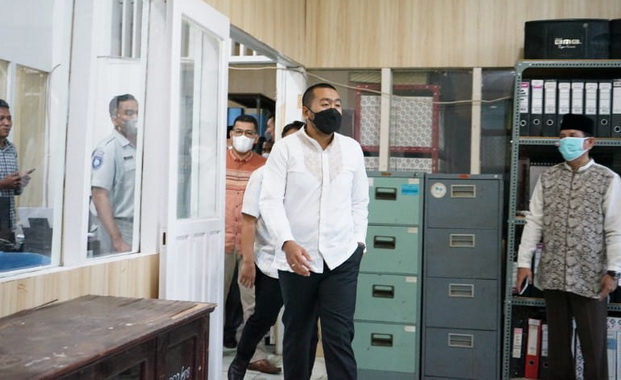 Wagub Audy Joinaldy saat mengunjungi Samsat Kota Sawahlunto.