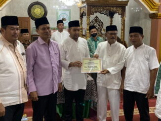 Wagub Audy Joinaldy saat menyerahkan bantuan.