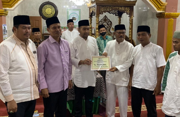 Wagub Audy Joinaldy saat menyerahkan bantuan.