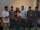 Wagub Audy Joinaldy saat menyerahkan bantuan.