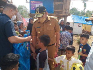 Wagub Audy bersama anak-anak pengungsi.