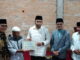 Wagub didampungi Bupati Limapuluh Kota menyerahksn bantuan Pemprov krpada pwngurus masjid Baabunnur Simalanggang.