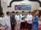 Wakil ketua DPRD Sumbar menyerahkan bantuan kepada pengurus Masjid Baitul Arafah.