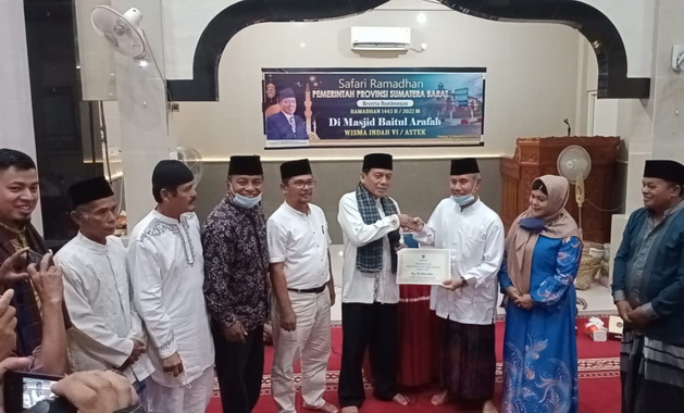 Wakil ketua DPRD Sumbar menyerahkan bantuan kepada pengurus Masjid Baitul Arafah.