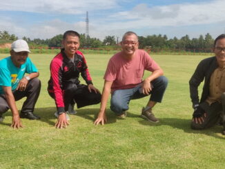 Wako Riza bersama Kabid Pemuda dan olahraga meninjau lapangan sepakbola yang baru dibangun di Kelurahan Tanjuang Pauh Kecamatan Payakumbuh Barat.
