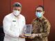 Wako Zul Elfian Umar menyerahkan cenderamata kepada Direktur Regional I, Uke Mohammad Hussein, S.Si, MPP.