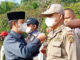 Wali Kota Sawahlunto memasangkan tanda petugas Operasi Ketupat 2022.