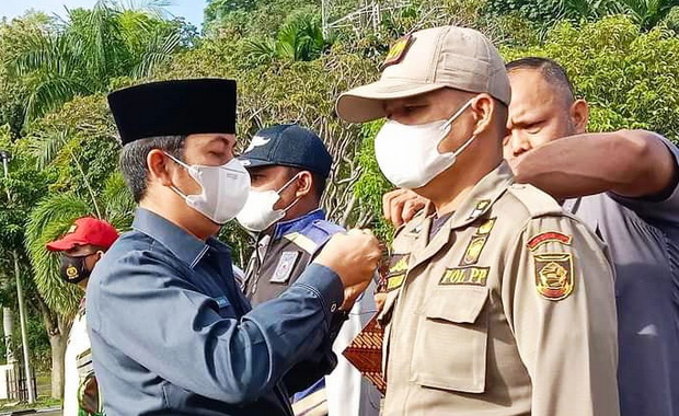 Wali Kota Sawahlunto memasangkan tanda petugas Operasi Ketupat 2022.