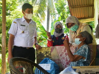 Wali Kota Sawahlunto saat memberi bantuan untuk lansia.