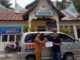 Wali Nagari Indudur bersama mobil ambulans bantuan perantau.