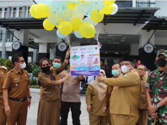 Bupati Padang Pariaman Suhatri Bur Dt. Putiah, SE, MM melepas balon pertanda dicanangkan PID dan BIAN.