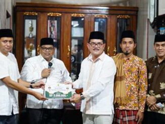 Bupati Padang Pariaman Suhatri Bur Dt. Putiah menyerahkan bantuan kepada pegurus Surau Duri..
