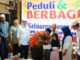 Bupati Padang Pariaman Suhatri Bur Dt. Putiah menyerahkan bantuan dari Alumni SMP 1 Standar Sungai Sariak kepada anak yatim.