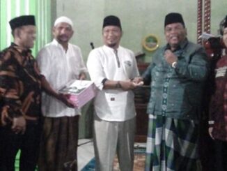 Bupati Suhatri Bur Dt. Putiah didampingi Kadis Dikbud Anwar dan Kadinkes Aspanuddin bersama Wali Nagari dan pengurus Masjid Syuhada Pasar Usang.