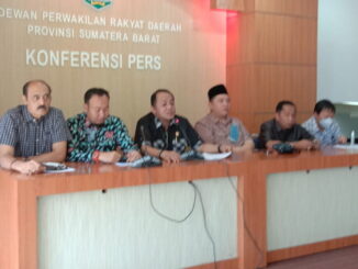 Anggota Komisi III DPRD Sumbar saat mengadakan jumpa pers.