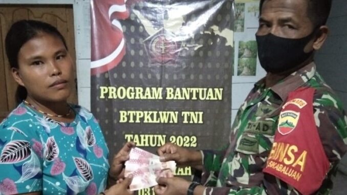 Babinsa Saat Menyerahkan Bantuan Uang Tunai
