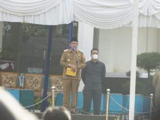 Bupati Eka Putra saat memimpin apel.