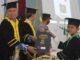 Bupati Hamsuardi menyerahkan ijazah tahdidz kepada salah seorang wisudawann.