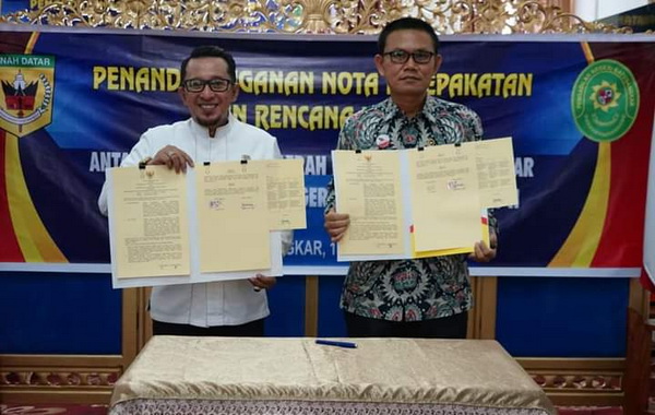 Foto bersama usai penandatanganan MoU.
