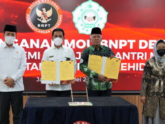 Foto bersama usai penandtanganan MoU.