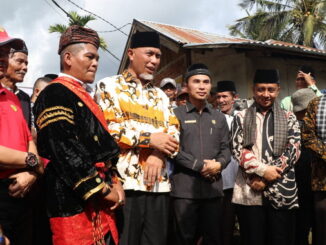 Gubernur Mahyeldi bersama tokoh masyarakat Pagadih.