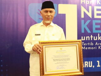 Gubernur Mahyeldi dengan piagam perhargaan yang diterima Pemprov Sumbar.