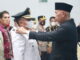 Gubernur Mahyeldi memasang tanda pangkat bupati kepada Dahla, S.Sos, MM.
