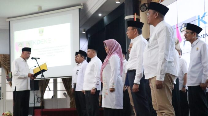 Gubernur Mahyeldi saat melantik pengurus KDEKS Sumbar.