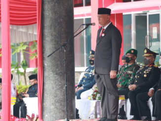 Gubernur Mahyeldi saat memimpin upacara peringatan Harkitnas.