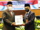 Gubernur Mahyeldi saat menerima LHP.