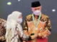Gubernur Mahyeldi saat menerima penghargaan.