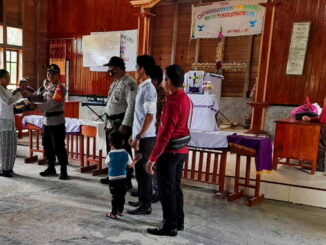 Kapolsek Sikakap saat mengunjungi warga Dusun Mugairuk