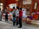 Kapolsek Sikakap saat mengunjungi warga Dusun Mugairuk